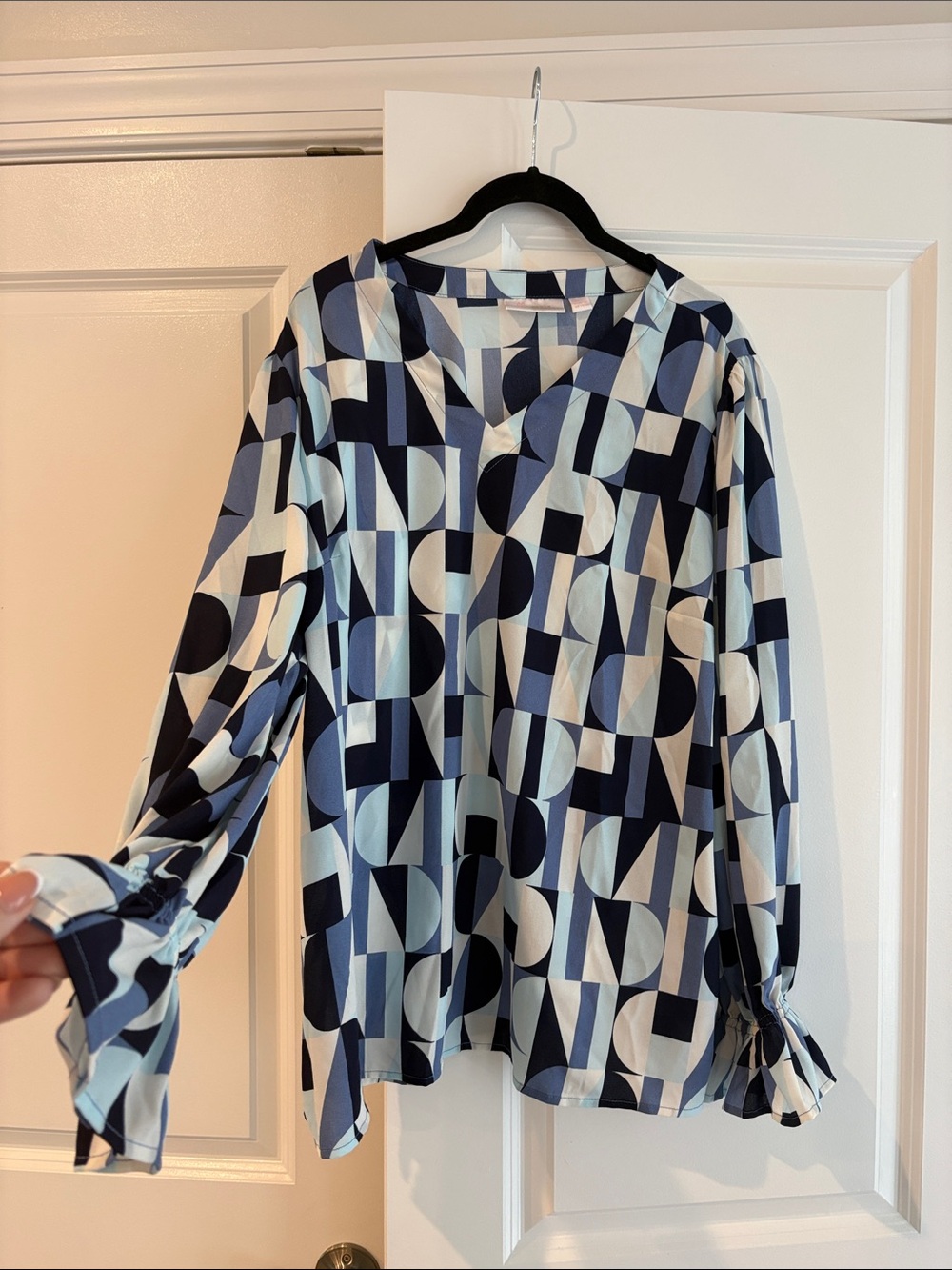 New Belle Kim Gravel Geometric Print V-Neck Long Sleeve Top - Navy & Light Blue